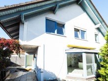 S�d-Hausansicht Sch�nes Doppelhaus mit Kachelofen, Einbauk�che, Terrasse, TG mit Platz f�r 3 Autos !!!