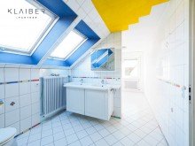 Bad OG Sch�nes Doppelhaus mit Kachelofen, Einbauk�che, Terrasse, TG mit Platz f�r 3 Autos !!!