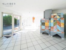 Wohnzimmer mit Kachelofen Sch�nes Doppelhaus mit Kachelofen, Einbauk�che, Terrasse, TG mit Platz f�r 3 Autos !!!