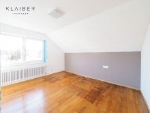 Schlafzimmer OG Sch�nes Doppelhaus mit Kachelofen, Einbauk�che, Terrasse, TG mit Platz f�r 3 Autos !!!