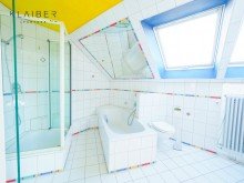Bad OG Sch�nes Doppelhaus mit Kachelofen, Einbauk�che, Terrasse, TG mit Platz f�r 3 Autos !!!
