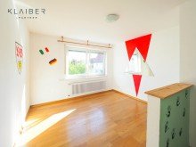 Arbeits-Kinderzimmer OG Sch�nes Doppelhaus mit Kachelofen, Einbauk�che, Terrasse, TG mit Platz f�r 3 Autos !!!