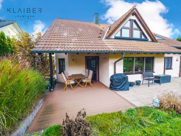 Hausansicht Ohmden Haus Haus im Haus | 4 ZWG, 2 B�der, Terrasse + Garten, Garage + Stellpl. - was begehrt das Herz mehr ?