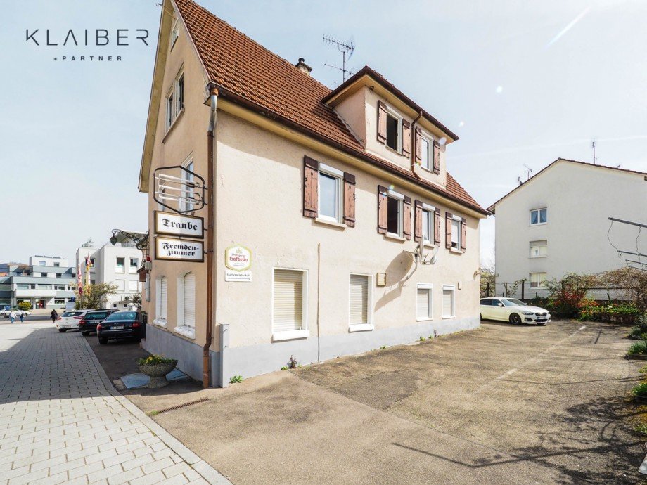 Hof mit Parkpl�tzen Mehrfamilienhaus Eislingen