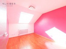 Schlafzimmer DG Sch�nes Doppelhaus mit Kachelofen, Einbauk�che, Terrasse, TG mit Platz f�r 3 Autos !!!