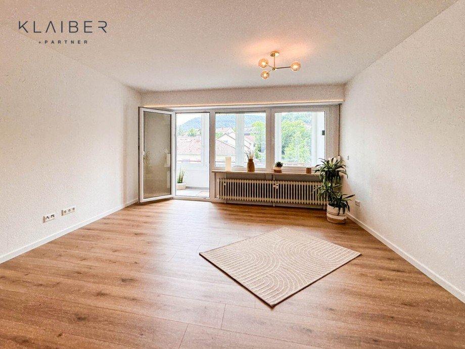 Wohnzimmer mit Balkon Etagenwohnung Heubach