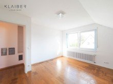 Schlafzimmer OG Sch�nes Doppelhaus mit Kachelofen, Einbauk�che, Terrasse, TG mit Platz f�r 3 Autos !!!